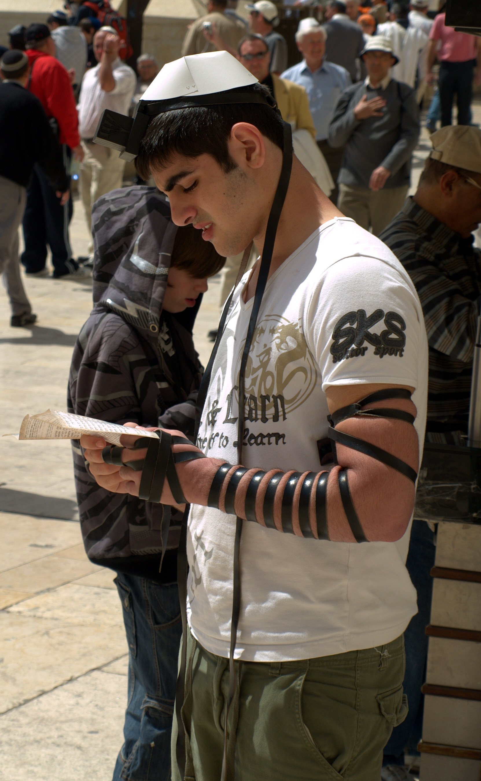 tefillin_worn_by_a_man_at_the_western_wall_in_jerusalem.jpg