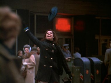 Mary_Tyler_Moore_throwing_hat_in_air.jpg