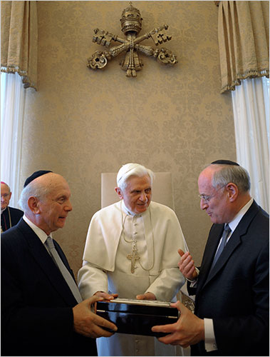 Pope and Jewish leaders.jpg