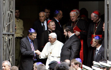 Pope at Synagogue.jpg