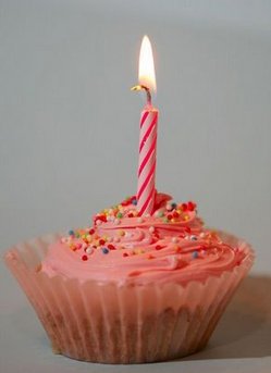 Pink_Cupcake_With_Candle_HA8V7518.jpg