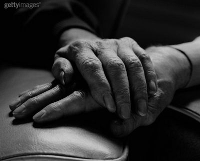 elderly+couple+holding+hands.jpg