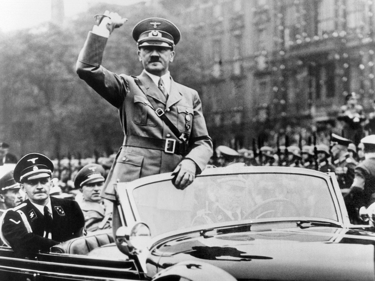 Гитлер едет на мерседесе
