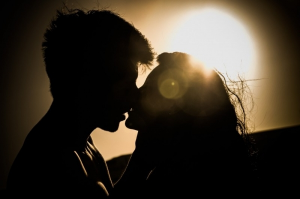 silhouette-of-couple-kissing-at-sunset-1
