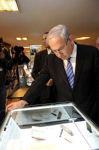 Israeli Prime Minister Benjamin Netanyahu inspects items related to Eichmann's trial (courtesy of Israel Government)