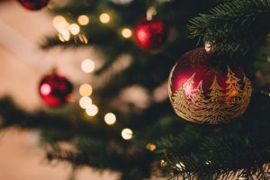 christmas-tree-with-baubles-717988