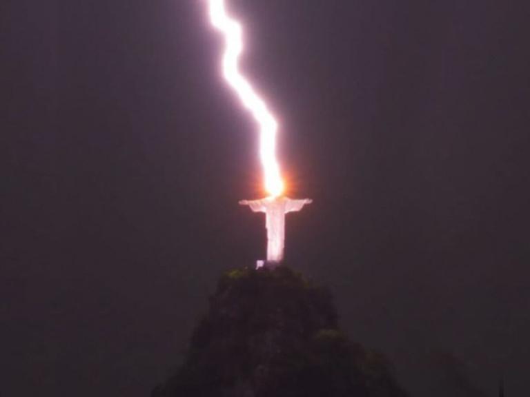 Shocking Photos Reveal the Moment Brazil’s Christ the Redeemer Statue