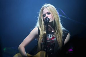 Avril_Lavigne_sings_and_guitar,_Italy_(sharpen)