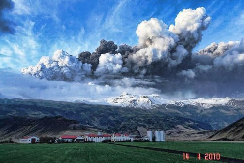 Volcano in Icelandsmall.jpg