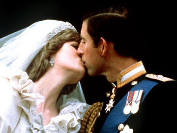 Charles-Diana-kiss-5.jpg