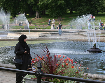 muslim-woman-chador-london-5.jpg